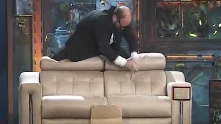 El sofá que Dani Parejo regaló a 'La Resistencia' ha durado poco: Ignatius lo ha acuchillado