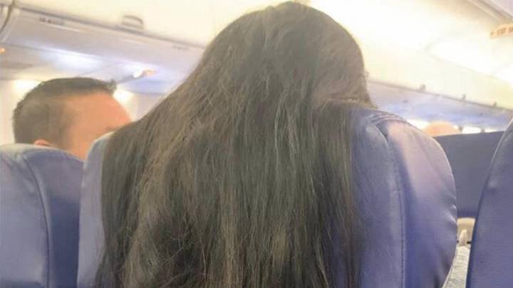 Este pasajero de un avión genera debate en Twitter: “¿tijeretazo, chicle o trenza?"