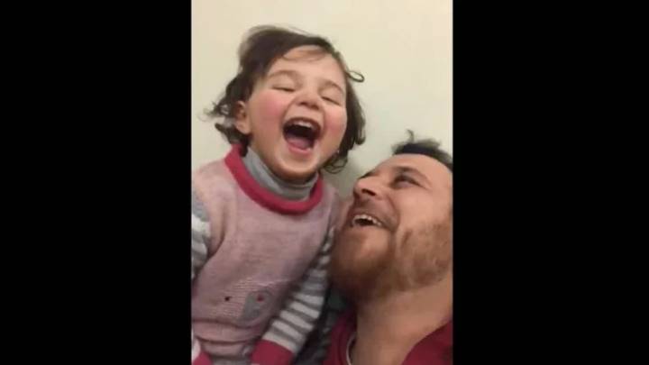 Este padre sirio hace que su hija se ría con las bombas simulando que es un juego