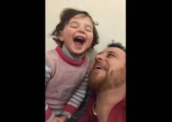 Este padre sirio hace que su hija se ría con las bombas simulando que es un juego
