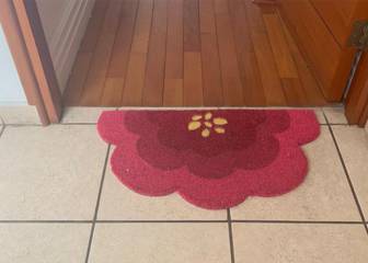 Un tuitero se vuelve viral al prohibirle sus vecinos que ponga este felpudo en su casa