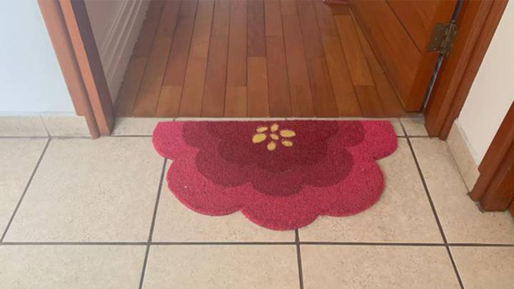 Un tuitero se vuelve viral al prohibirle sus vecinos que ponga este felpudo en su casa