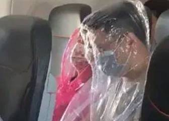 Una pareja viaja envuelta en plástico para no contagiarse de Coronavirus