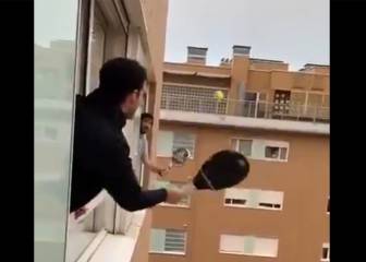 Así se divierten unos vecinos jugando al pádel durante la cuarentena