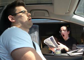 Cámara oculta: se hace el dormido mientras recoge su pedido en el McAuto