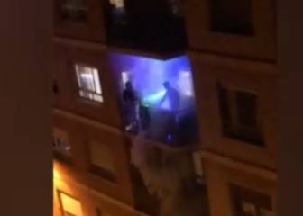 Estos vecinos españoles prenden la fiesta en el balcón