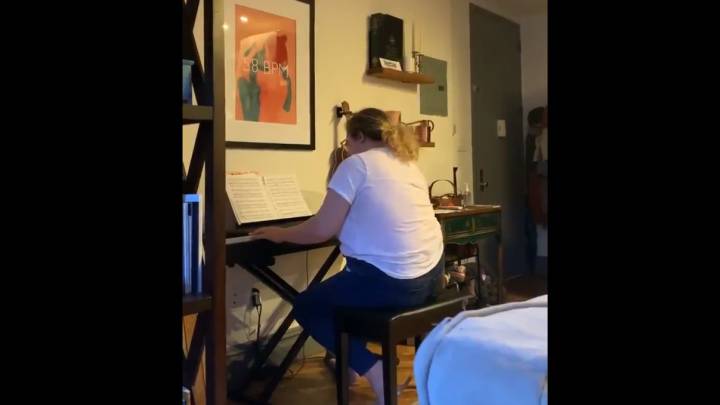 Una pianista improvisa una canción con la alarma de un coche