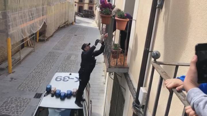 Una anciana cumple años y este policía trepa hasta su balcón para felicitarla