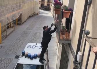 Una anciana cumple años y este policía trepa hasta su balcón para felicitarla