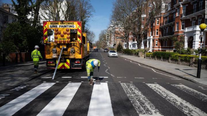Londres aprovecha la cuarentena para pintar el icónico cruce de Abbey Road