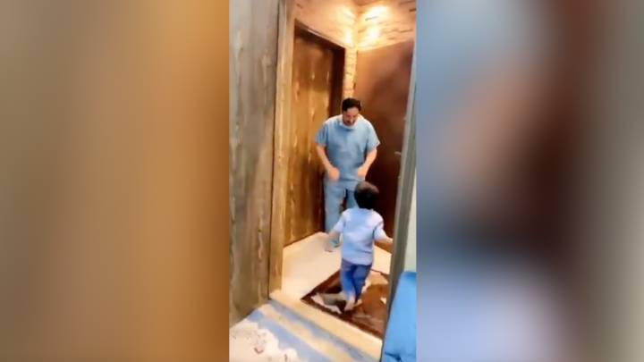 La triste escena de un doctor llegando a casa: ¡su hijo corre a abrazarlo y pasa esto!