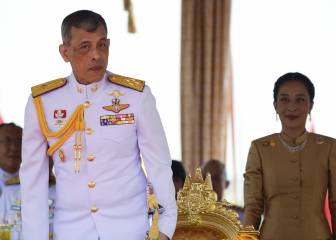 El rey de Tailandia pasa su confinamiento en Los Alpes con 20 concubinas