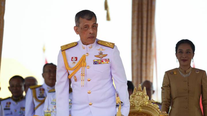 El rey de Tailandia pasa su confinamiento en Los Alpes con 20 concubinas