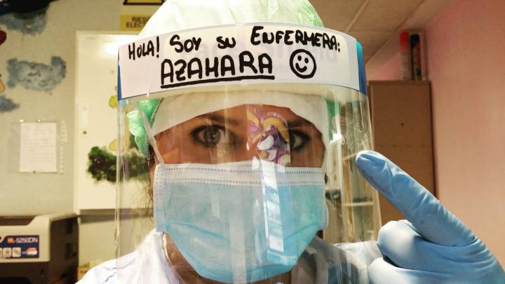 Esta enfermera alegra a sus pacientes de COVID-19 con mensajes en su EPI