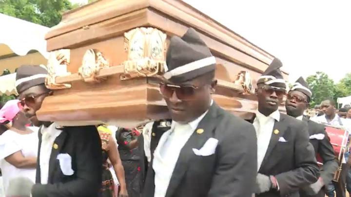 ¿Cuál es el origen del meme viral de los porteadores africanos bailando en un funeral?