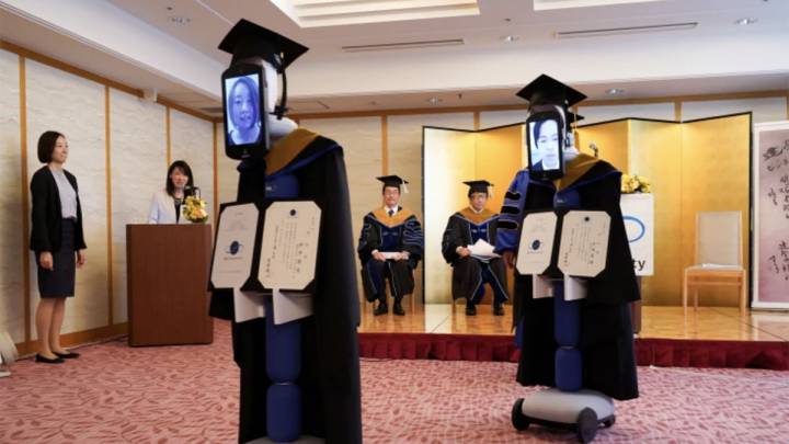 Una universidad de Japón utiliza robots para celebrar una graduación virtual