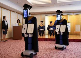 Una universidad de Japón utiliza robots para celebrar una graduación virtual