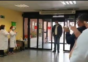 El homenaje de unos sanitarios a un taxista que traslada a pacientes sin cobrarles