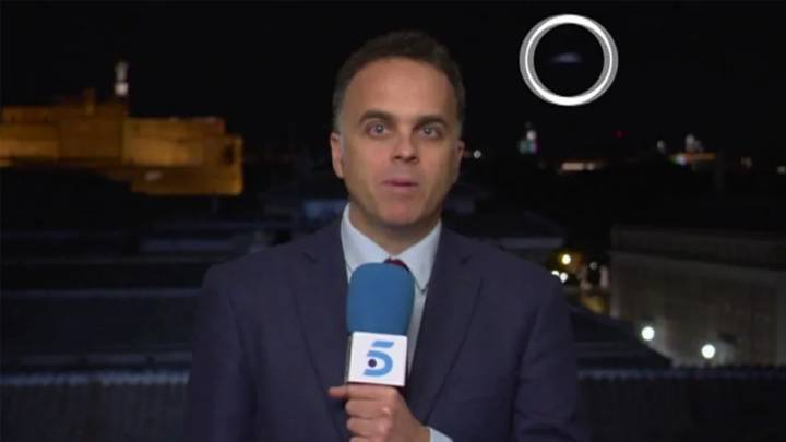 Telecinco aclara la polémica: ¿Se cuela un OVNI en el informativo de Piqueras?