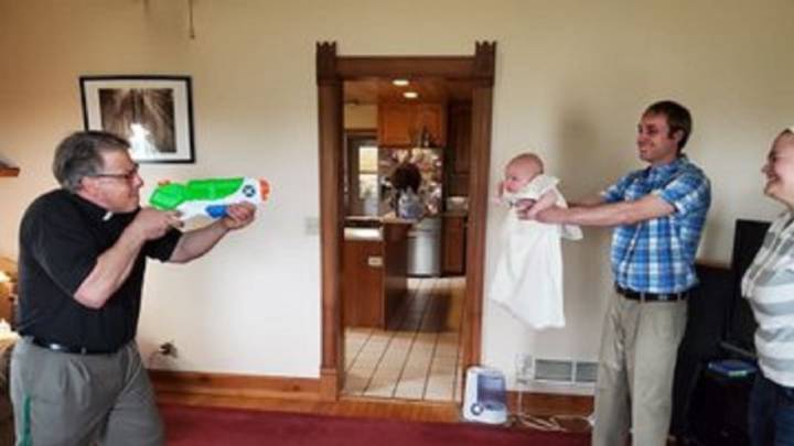 Hay sacerdotes bautizando con pistolas de agua para mantener la distancia social