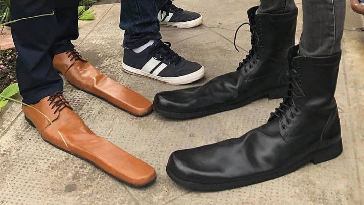 Un zapatero crea calzado de la talla 75 para fomentar el distanciamiento social
