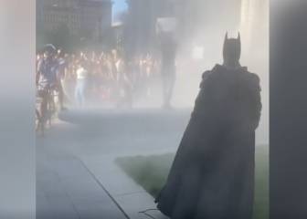 Llega Batman en pleno disturbio en EEUU y así lo reciben