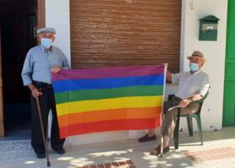 Un pueblo de Málaga retira una bandera LGTBIQ+ y sus vecinos colocan 400 más