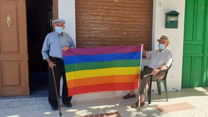 Un pueblo de Málaga retira una bandera LGTBIQ+ y sus vecinos colocan 400 más