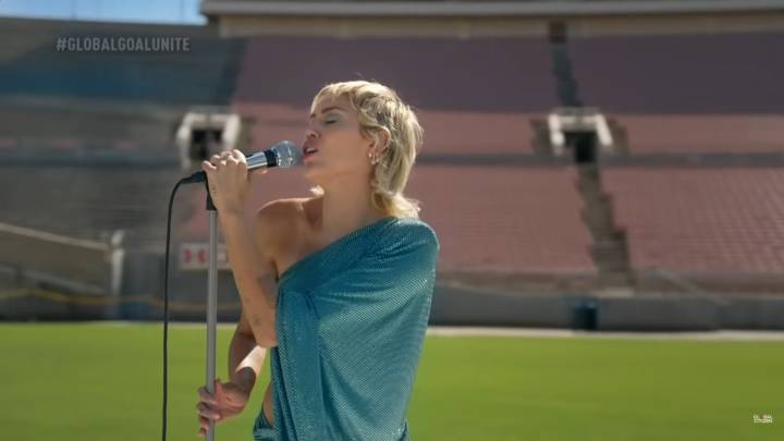 Miley Cyrus versiona 'Help!' de Los Beatles en un concierto benéfico