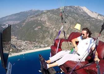 Un youtuber turco se lanza en parapente... montado en un sofá