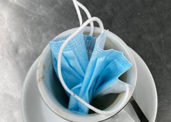 Indignación en redes por cómo un cliente ha dejado su mascarilla en un bar