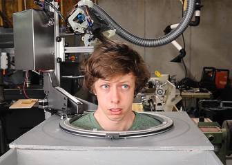 Crea un robot para cortarle el pelo con tijeras y no le sale nada mal