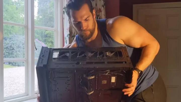 Henry Cavill montando su PC de gaming va camino de convertirse en uno de los vídeos del verano