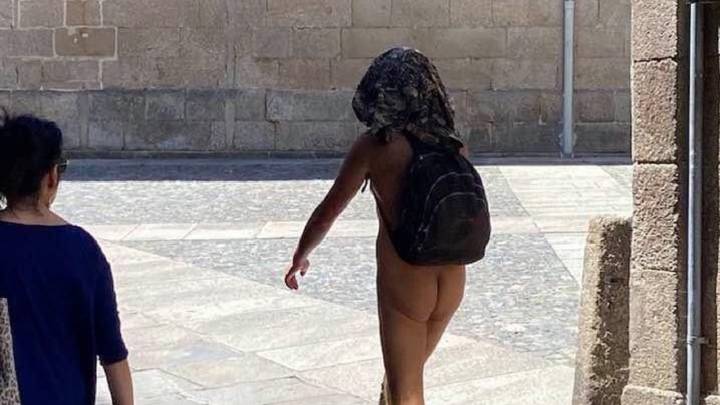 El peregrino que ha hecho el Camino de Santiago completamente desnudo