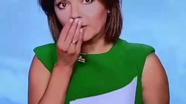 Una presentadora de la televisión ucraniana pierde un diente en directo