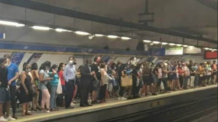 Indignación en redes por estas aglomeraciones captadas en el Metro de Madrid