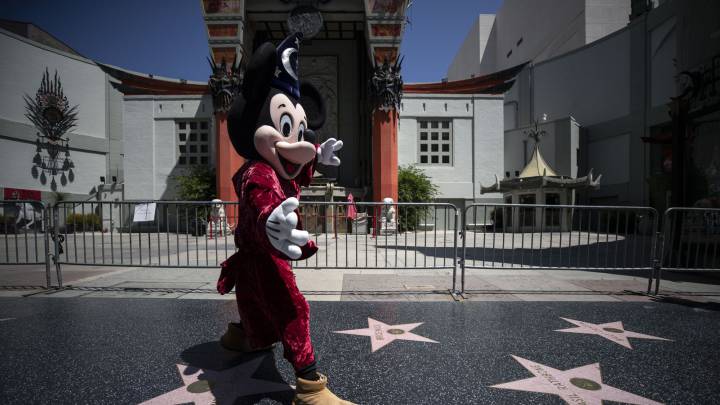 Más de 150 personas reciben cheques de Hacienda firmados por Mickey Mouse