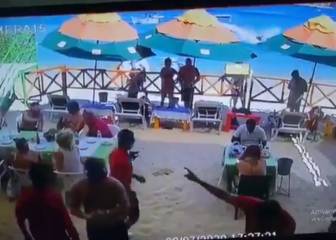Una moto de agua embiste las mesas de una playa