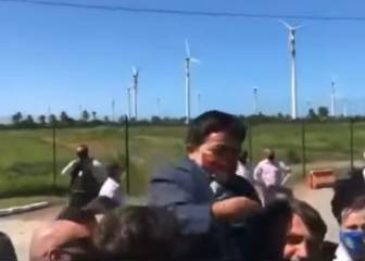 El vídeo viral de Bolsonaro: sube a hombros a un enano pensando que era un niño