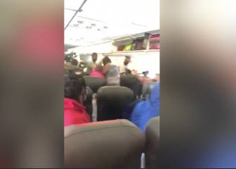 Terrible pelea a puñetazos entre dos mujeres a bordo de un avión... y 50 personas mirando sin hacer nada