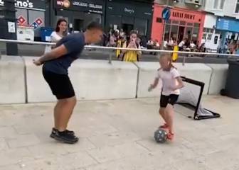 Una niña gana jugando al fútbol contra un hombre y revoluciona las redes
