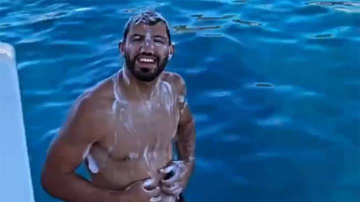 Insólito momento protagonizado por Agüero en un yate: “¿No me puedo bañar acá?”