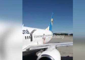 Mujer salió del avión para caminar por el ala 