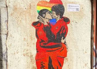 El apasionado beso entre Tokio y Nairobi en Madrid a favor del colectivo LGTBIQ+