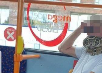 Un hombre usa una serpiente como 'bufanda' y mascarilla por el coronavirus