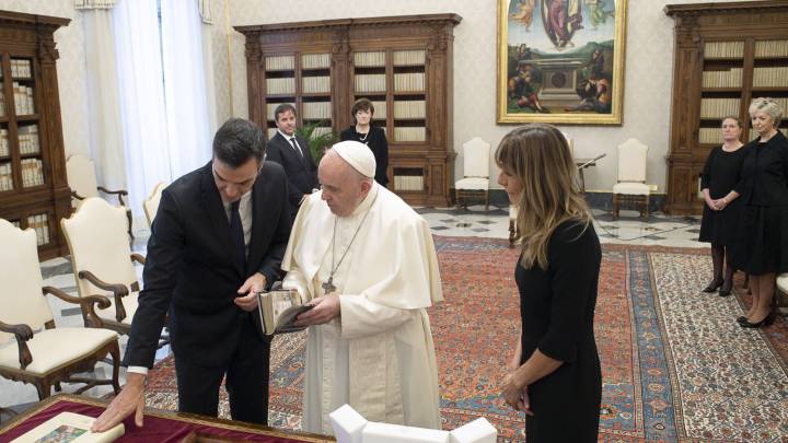 El llamativo detalle en la visita de Pedro Sánchez y Begoña Pérez al papa Francisco en el Vaticano