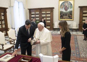 El llamativo detalle en la visita de Pedro Sánchez y Begoña Pérez al papa Francisco