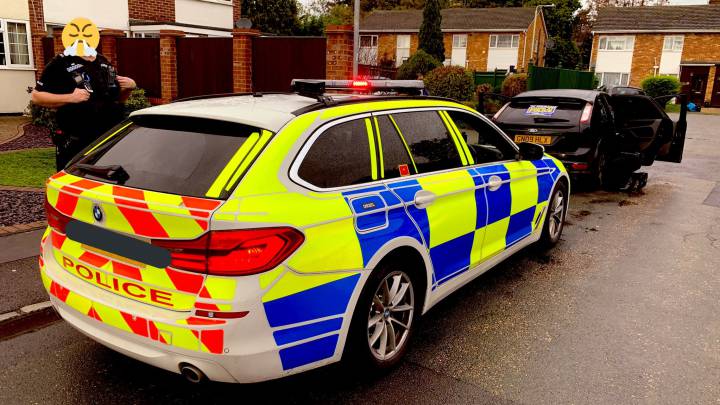 Así es cómo la policía de un pueblo de Inglaterra entregó un kebab a domicilio