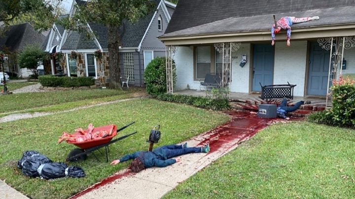 La Policía encuentra en una casa cuerpos desmembrados y sangre... Era una decoración de Halloween