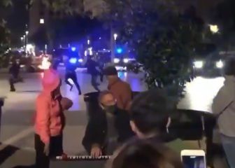 El vídeo surrealista de un pianista tocando en mitad de los disturbios de Barcelona